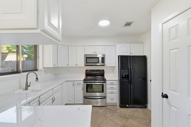 Building Photo - 16318 Cypress Point Dr