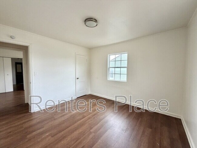 Building Photo - 229 East 28th St N