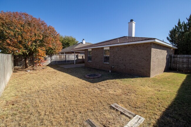 Building Photo - Updated House Located West of Loop 289 & Nearby Take Out!