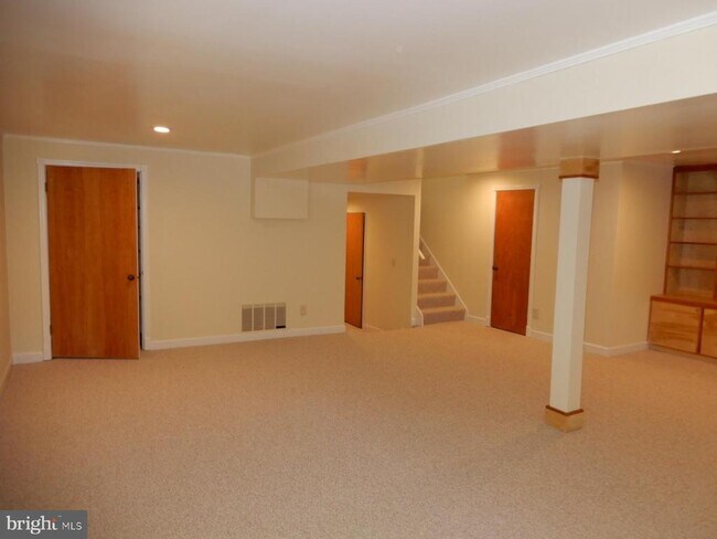 Building Photo - 7014 Maple Tree Ln