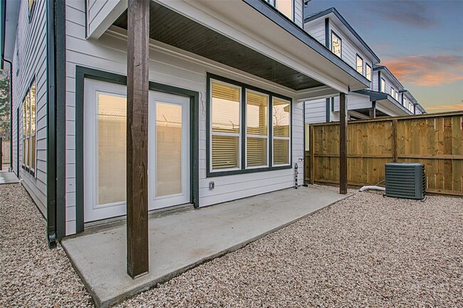 Building Photo - 1024 Melneeka Ln