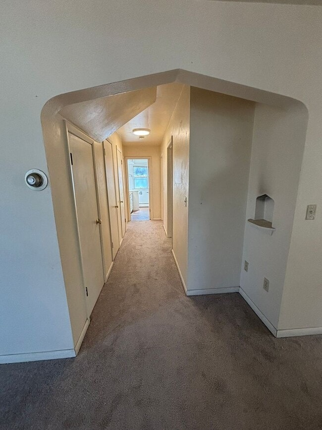 Building Photo - 1135