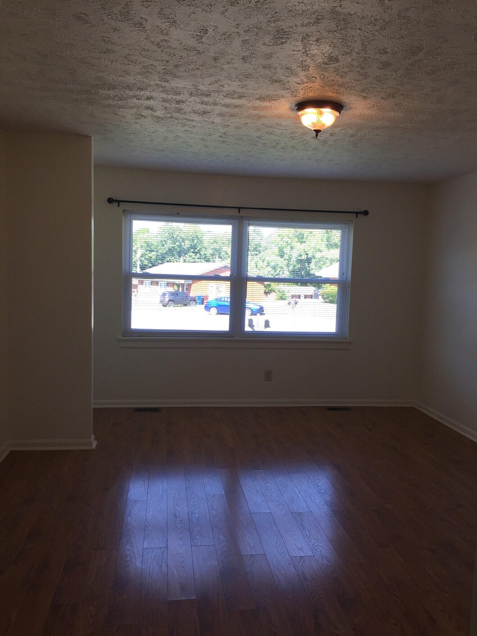 18 Living Room - 18 White Cir