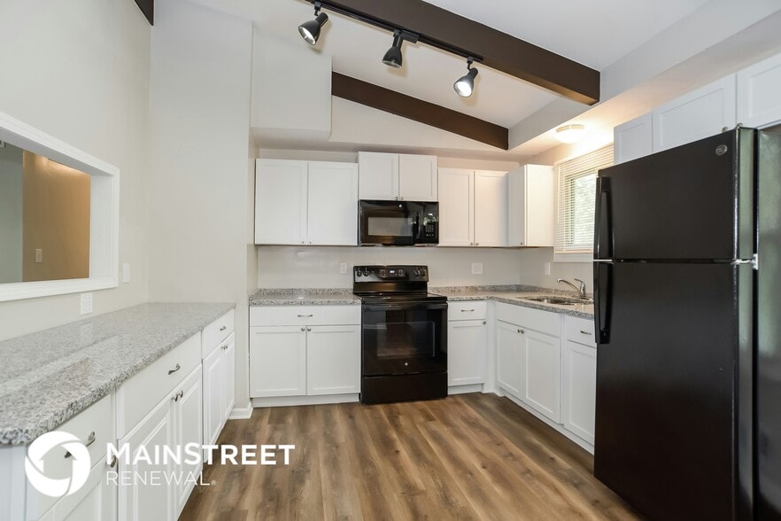 Building Photo - 6852 N Montrose Ave