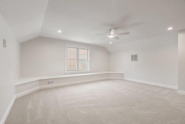 Building Photo - Stunning 4 level detached home close to the Mosaic District in Fairfax!