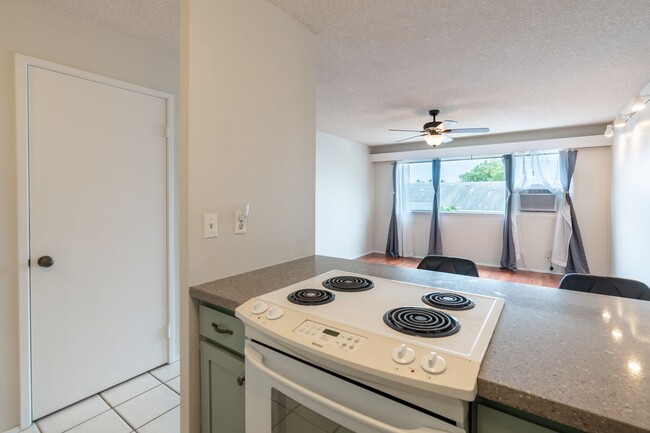 Building Photo - 2 bedroom / 1 1/2 bath / 2 parking condo i...
