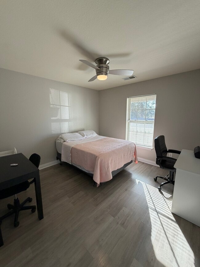 Building Photo - 21935 Lafayette Rd