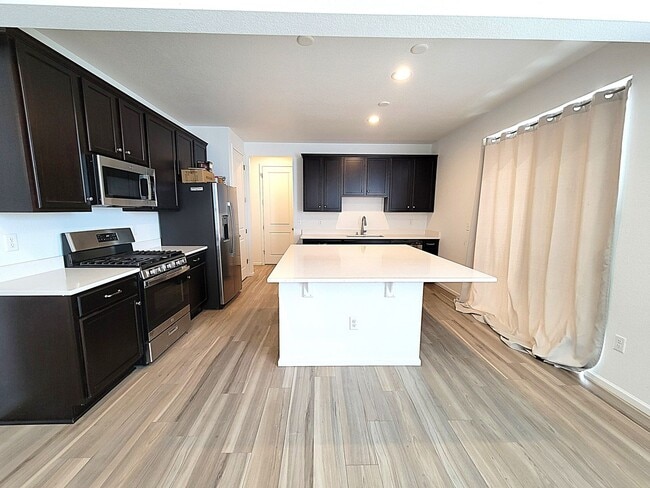 Building Photo - ALL PROSPECTIVE TENANTS MUST SUBMIT A $58 ...