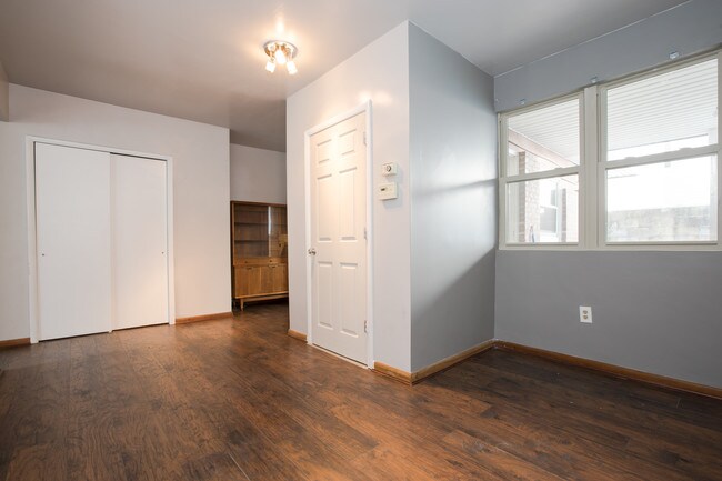 Building Photo - 2712 Sarah St