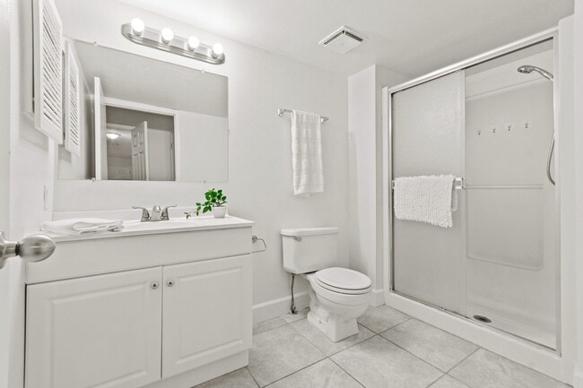 Building Photo - Huge 2 Bedroom condo right off Light Rail!
