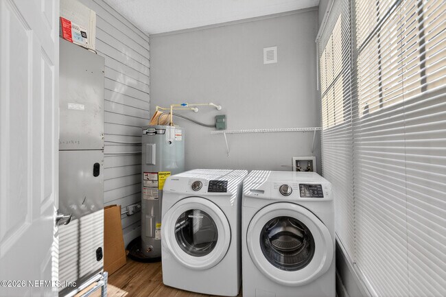 Building Photo - 310 W 10th St