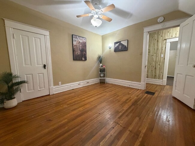 Building Photo - 2 bed, 1 bath home for rent in West Waterloo