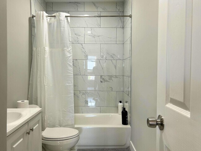 Building Photo - 128 Bainbridge St