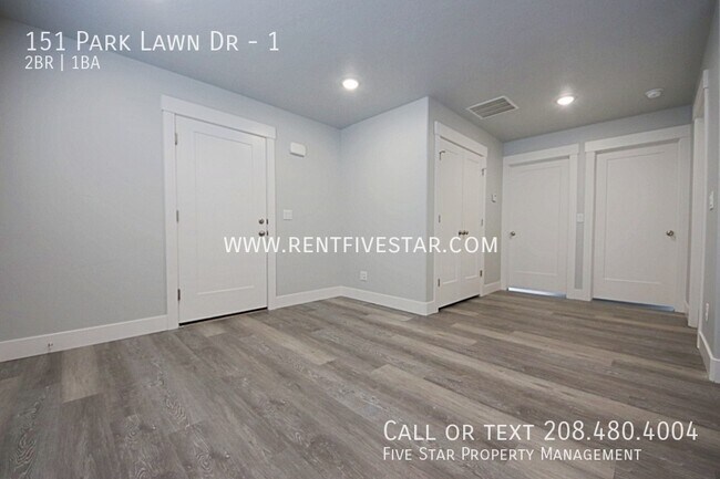 Building Photo - 151 Park Lawn Dr