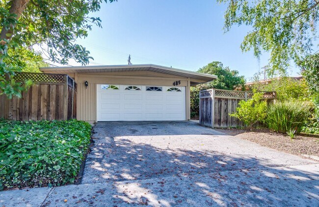 Building Photo - Mountain View Home l Spacious Open Layout Bright and Private Yard