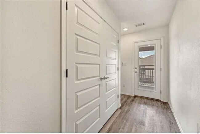 Building Photo - 914 S Benchmark Ln