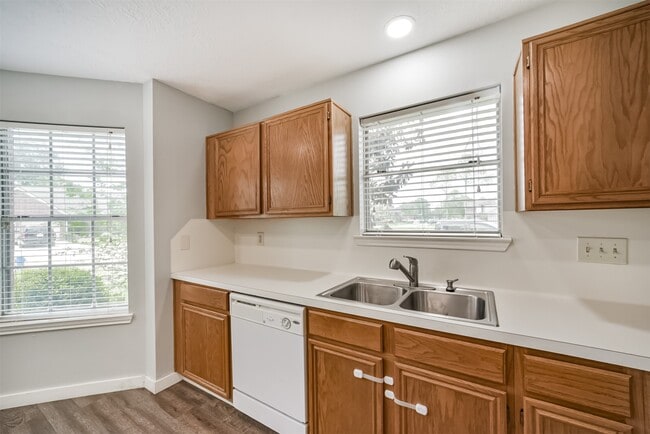 Building Photo - 1021 N Sunset Dr