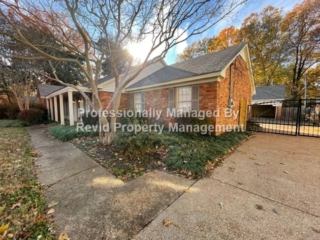 Building Photo - Elegant 4-Bedroom Home in the Heart of East Memphis!!