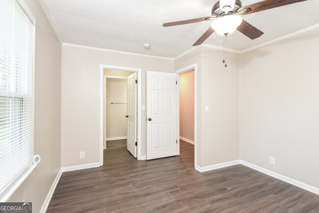 Building Photo - 19 Sioux Rd NE