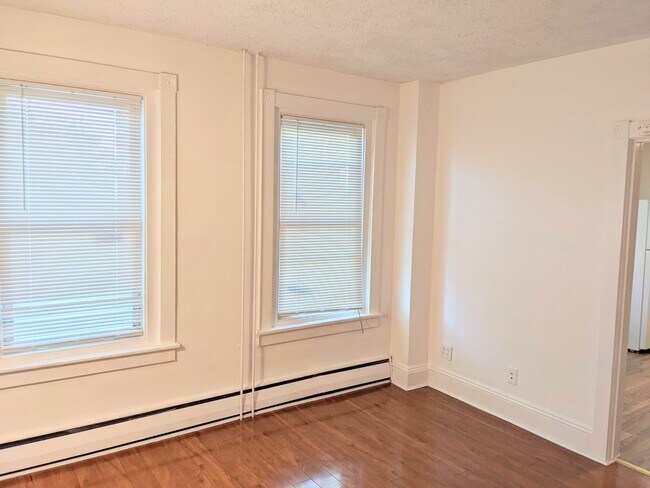 Building Photo - 612 E Morton St