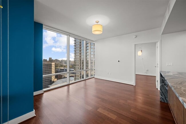 Building Photo - 300 Bowie St