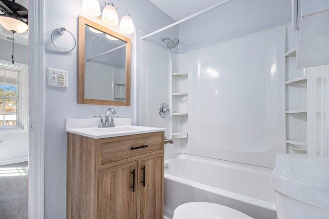 Building Photo - Charming Fully Renovated 2BR/1BA in the He...