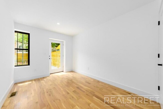 Building Photo - 3 bedroom in BROOKLYN NY 11233