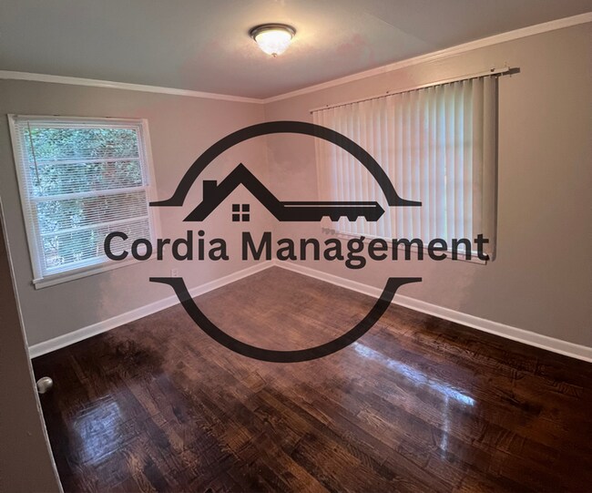 Building Photo - 3 Bedroom With Beautiful Hardwood Floors F...