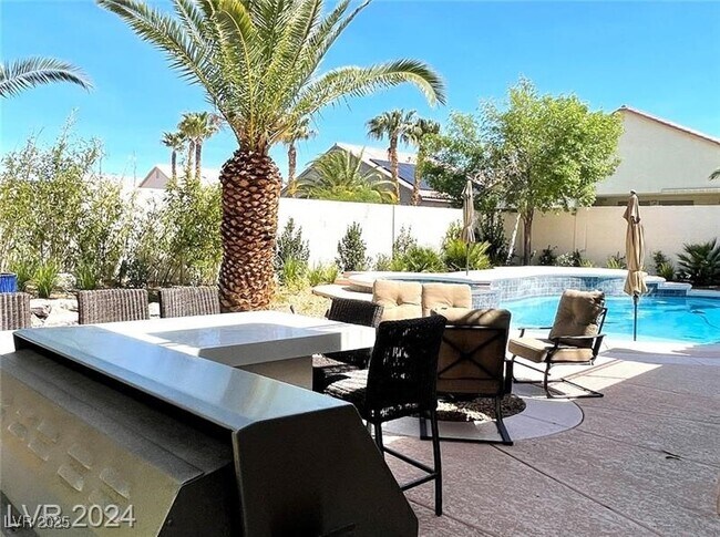 Building Photo - 9724 La Cienega St
