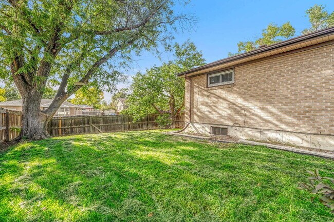 Building Photo - $2,595, 3-bed, 2-bath located in Denver.
