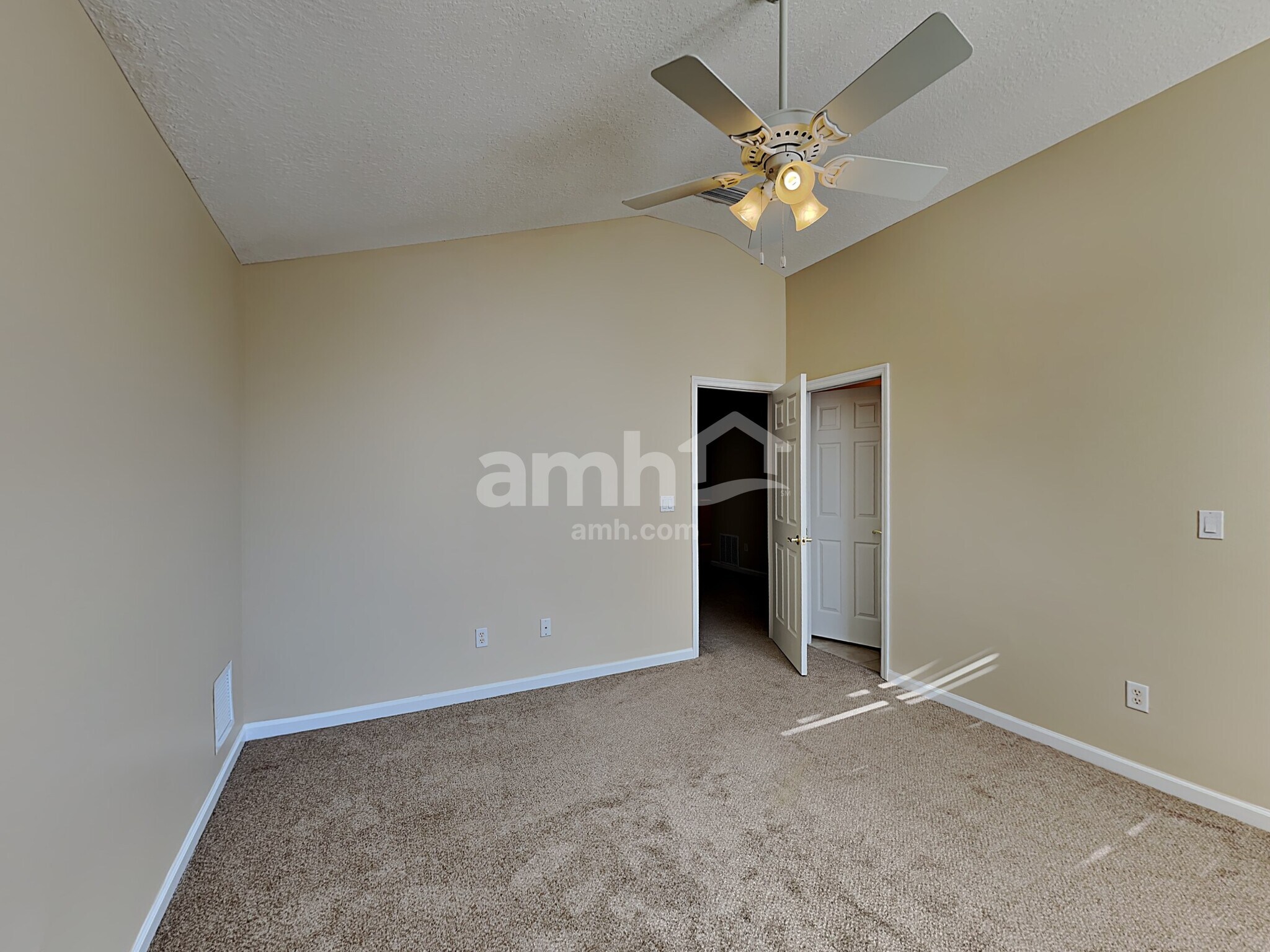 Building Photo - 320 Valverde Ln