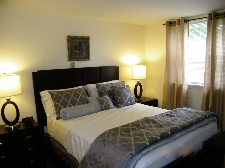 Apt 2 (2bedroom) - 4 N Hamilton St