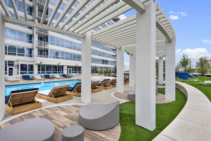 Building Photo - 825 W Adams St