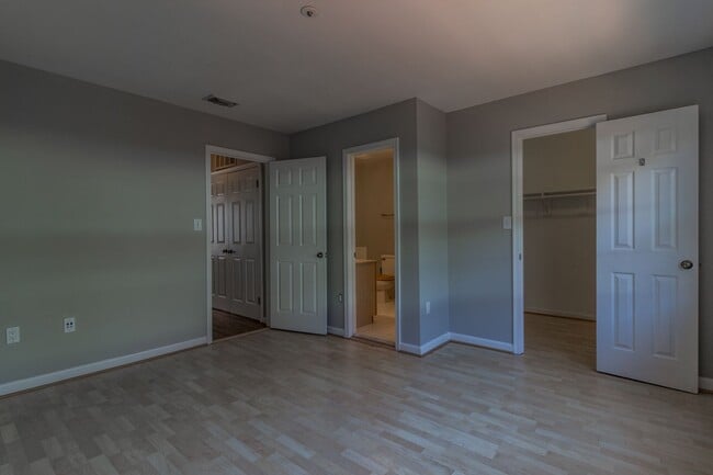 Building Photo - Beautiful 3 Bedroom 3/2 Bath Brick End Uni...