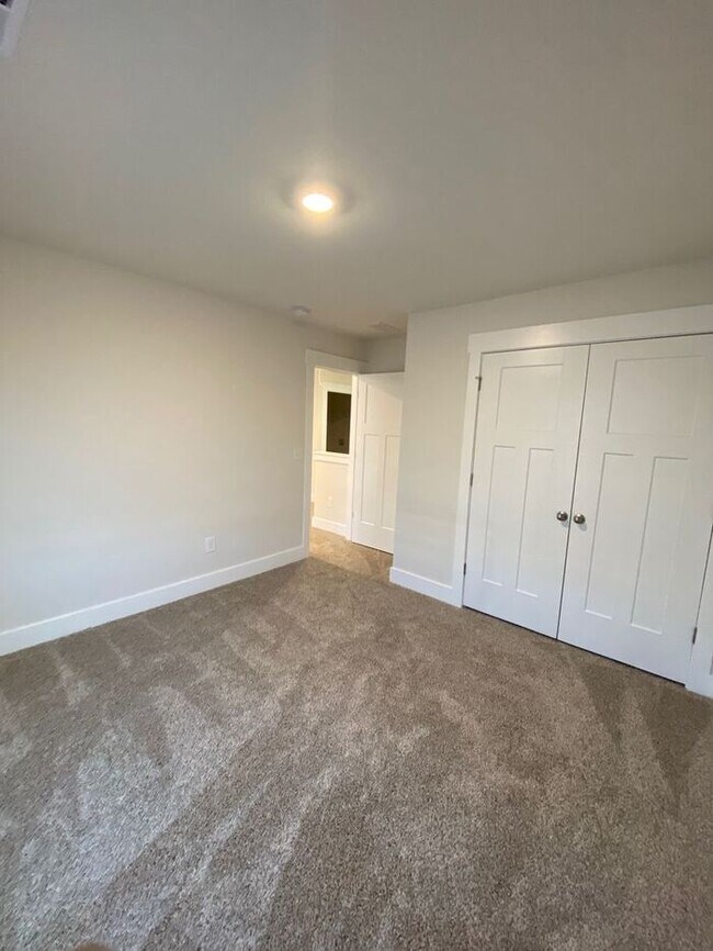 Building Photo - **Coming Soon! **Gorgeous and spacious!