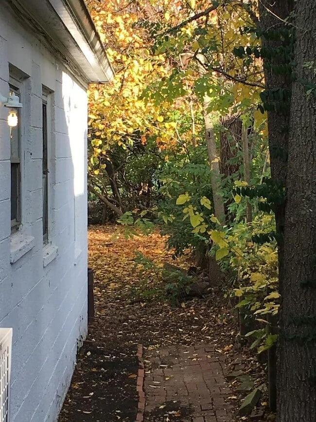 Building Photo - 5655 Winthrop Ave