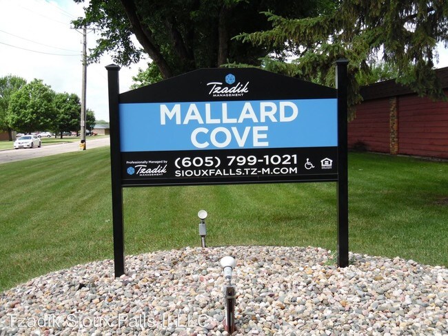 Building Photo - 2 br, 1 bath Apartment - 1900 W 6th St.