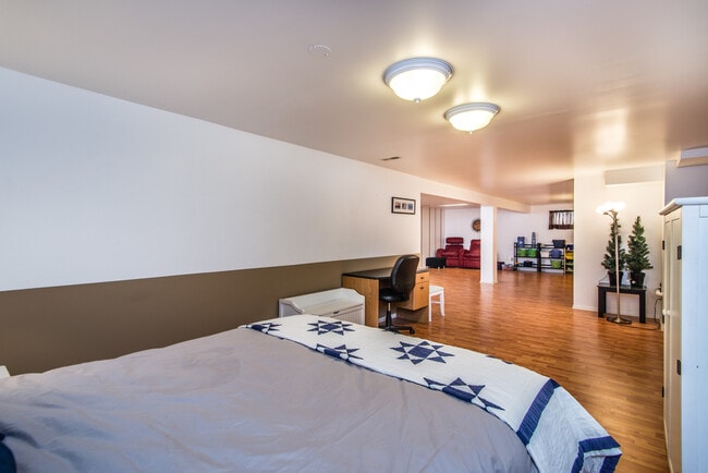 Building Photo - 1620 Dahlia Ct