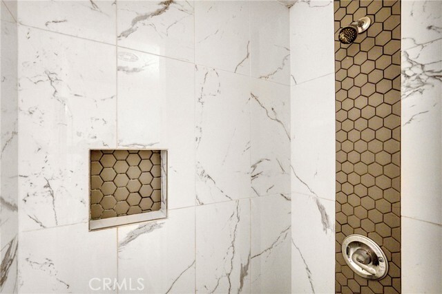 Building Photo - 6643 De Longpre Ave