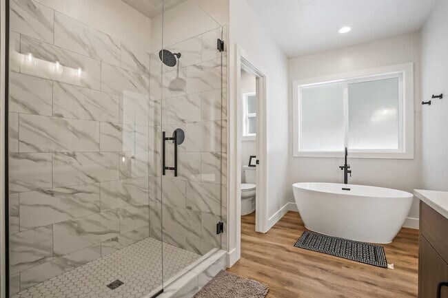 Building Photo - 1013 Yew Wood St