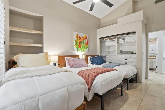 Building Photo - 1909 E Coral Tree Dr