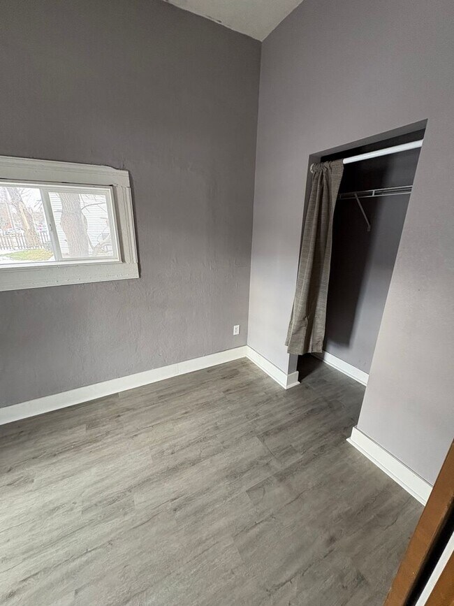 Building Photo - Recently update 2 bed 1 bath home