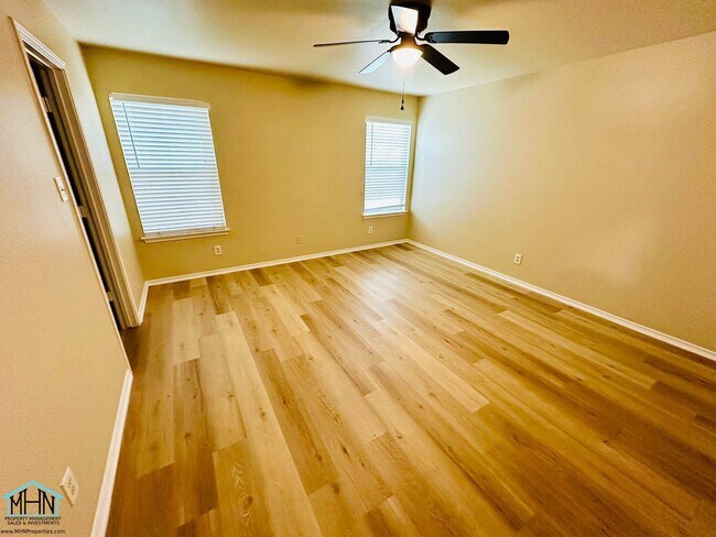 Building Photo - Big & Beautiful 5 bed/3.5 bath 2 Story hom...