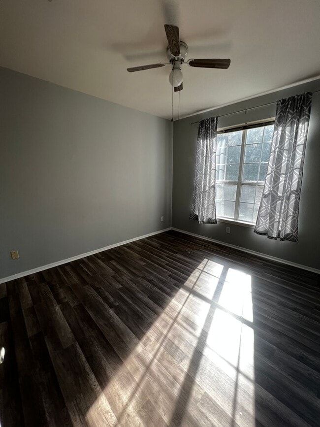 Building Photo - 2 Bed, 2 bath condo located  in a gated co...