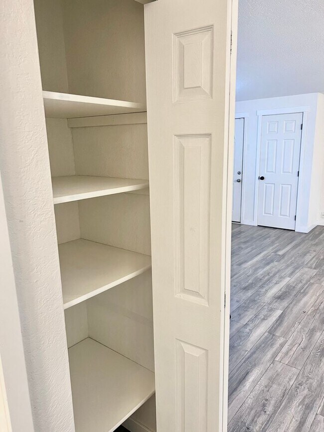 Building Photo - AVAILABLE NOW! 3BD 1.75 BATH SINGLE STORY HOME LARGE CORNER LOT