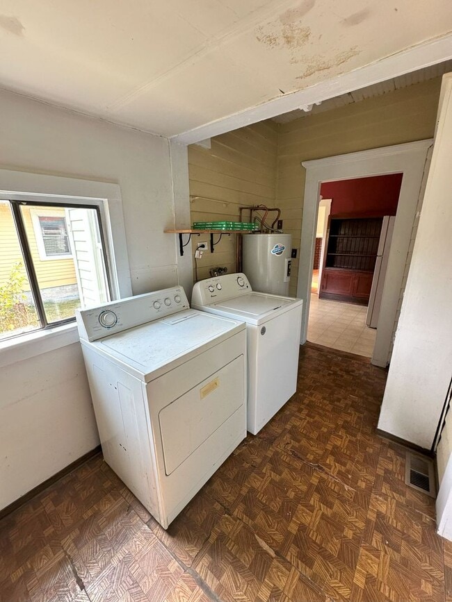 Building Photo - 2 bdrm/1 bath Lettered Streets cottage for...