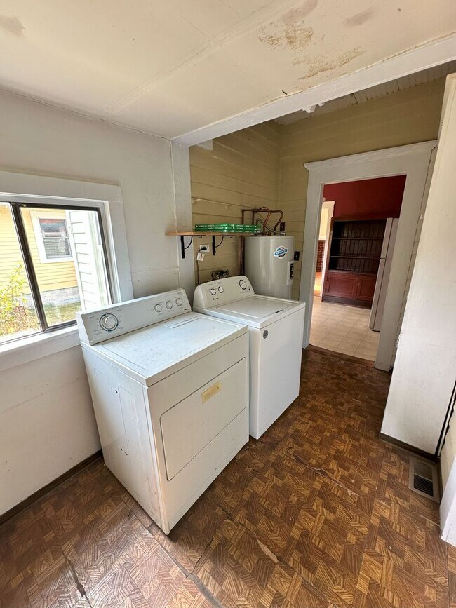 Building Photo - 2 bdrm/1 bath Lettered Streets cottage for rent