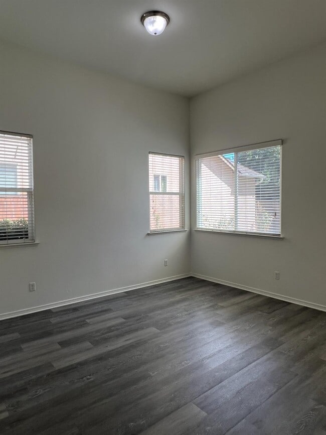 Building Photo - 3621 W Pomegranate Ln