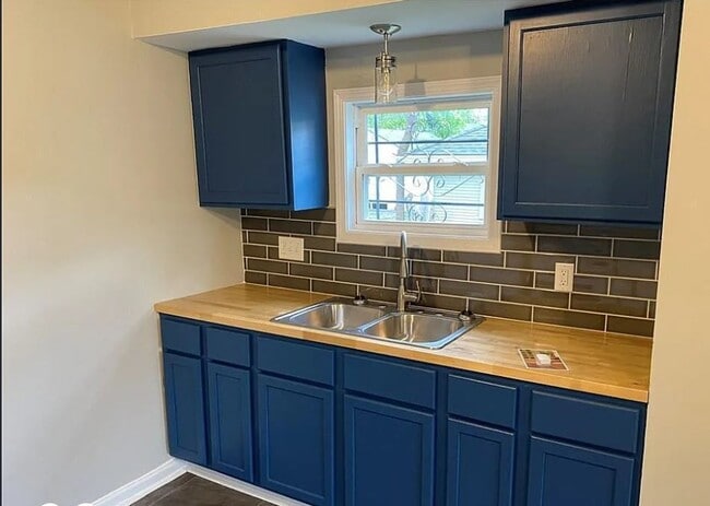 Building Photo - 2624 E 17th St