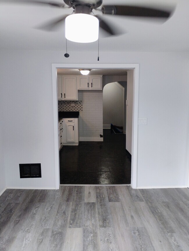 Building Photo - 954 Bedford St